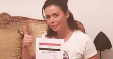إيمى سالم توقع على استمارة "علشان تبنيها" لدعم ترشح السيسي