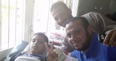 عمر أصيب أثناء احتفالات صعود المنتخب لكأس العالم بالمنيا يناشد المسئولين علاجه