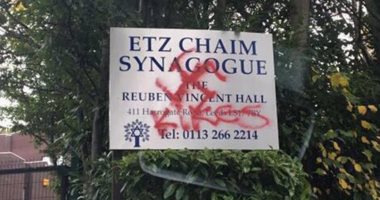 إندبندنت: مسلمون بريطانيون يتضامنون مع معبد يهودى تعرض لجريمة كراهية