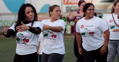 بالصور.. سيدات يرقصن"زومبا" لجمع التبرعات ومساعدة المتضرريين من زلزال المكسيك