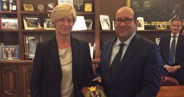 سفير مصر فى روما يبحث مع وزيرة الدفاع الإيطالية سبل مكافحة الإرهاب