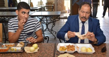 نائب رئيس جامعة عين شمس يتفقد مطاعم المدينة الجامعية ويتناول وجبة مع الطلاب