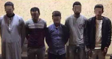 القبض على 5 عاطلين لسرقتهم طالب تحت تهديد السلاح فى المنوفية 