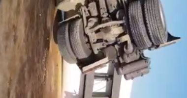 قارئ يشارك بفيديو لانقلاب سيارة محملة بالسولار على طريق السويس