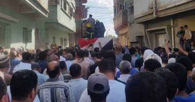 بالصور.. محافظ دمياط ومدير الأمن يتقدمان جنازة شهيد الواجب بهجوم القواديس