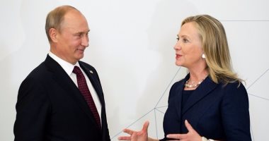 هيلارى كلينتون: بوتين يقوم بحرب إلكترونية باردة ليخرب وحدة الغرب