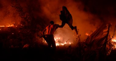 بالصور.. مواطنون يشاركون فى إطفاء حرائق الغابات بإسبانيا بعد مقتل شخصين
