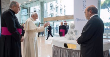 بالصور..البابا فرنسيس يهدى منظمة "الفاو" تمثالا للطفل السورى الغارق إيلان