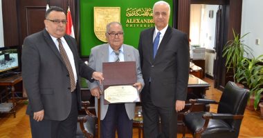 رئيس جامعة الإسكندرية يكرم أقدم أستاذ جامعى بمصر بعد 70 سنة خدمة