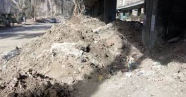 قارئ يشكو من انتشار تلال القمامة ومخلفات البناء وتكسير الطريق بالمريوطية
