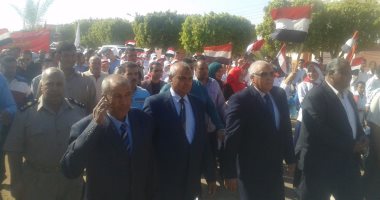 بالصور.. محافظ الوادى الجديد يقود مسيرة للاحتفال بالعيد القومى للمحافظة