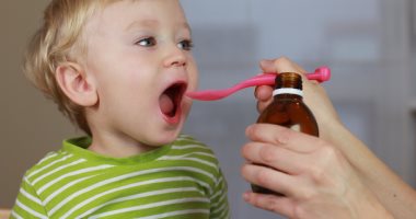 تجنب المشروبات الغازية والشيكولاتة أولى خطوات علاج سعال الأطفال 