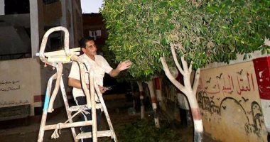 بالصور.. مدير مدرسة يتقمص دور الجناينى ويقلم أشجارها فى طنطا