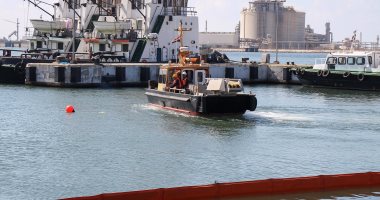 بالفيديو.. مناورة تدريبية ناجحة لمكافحة التلوث البترولى بميناء دمياط