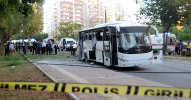 بالصور.. كردون أمنى حول موقع انفجار قنبلة لدى مرور عربة للشرطة بجنوب تركيا 