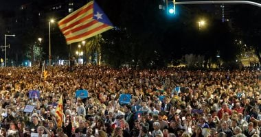 بالصور.. 200 ألف شخص يتظاهرون فى برشلونة دعما لاستقلال كتالونيا