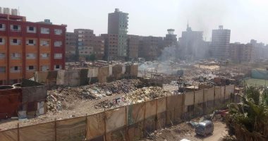 بالصور.. القمامة والأدخنة تحاصر مدرسة عمر مكرم بالخصوص