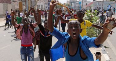 بالصور.. الآلاف يتظاهرون بالصومال عقب تفجير مقديشو