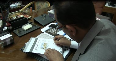 رئيس جامعة أسوان يوقع على استمارة "علشان تبنيها"