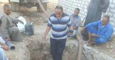 بالصور.. شركة مياه الشرب بالأقصر تغسل شبكات قرية الدير