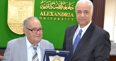 رئيس جامعة إسكندرية يطالب بتكريم الرعيل الأول للأساتذة بمجلس خدمة المجتمع