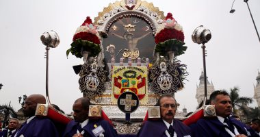 بالصور.. انطلاق موكب "رب المعجزات" فى بيرو بمشاركة رئيس البلاد