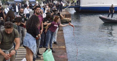 بالصور..متظاهرون بإيطاليا يلقون صلصلة طماطم فى البحر حزنا على غرق المهاجرين