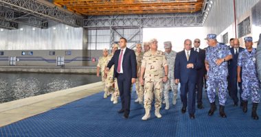 بالصور.. الرئيس السيسى يتفقد هنجر الغواصات بقاعدة الإسكندرية البحرية