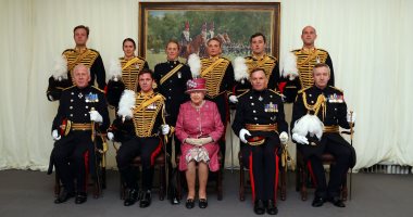 بالصور.. الملكة إليزابيث تحضر حفل إحياء الذكرى الـ70 لتأسيس المدفعية الملكية