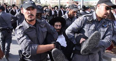 بالصور.. الشرطة الإسرائيلية تعتقل عشرات الحاخامات الرافضين للتجنيد فى القدس