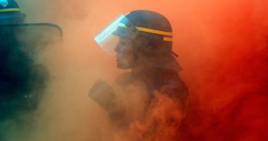 بالصور.. الشرطة الفرنسية تطلق الغازات المسيلة للدموع خلال تظاهرات عمال الصلب
