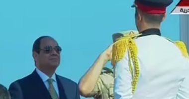 الرئيس السيسى يرفع العلم المصرى على قاعدة الإسكندرية بعد تطويرها