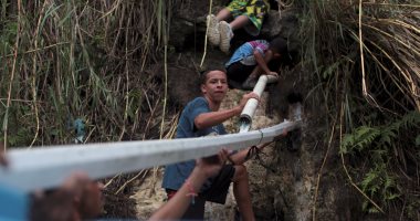 بالصور.. سكان بورتريكو يبحثون عن مياه نظيفة بعيدا عن مياه أمريكا الملوثة