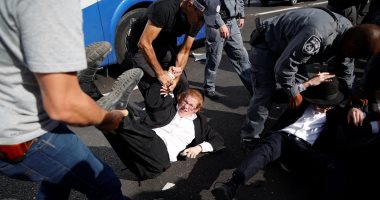 بالصور.. الشرطة الإسرائيلية تسحل متظاهرين يهود احتجوا على اعتقال ذويهم للخدمة العسكرية