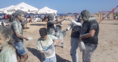 بالصور.. انطلاق فعاليات مهرجان الألوان بالهندى على شاطئ بورسعيد