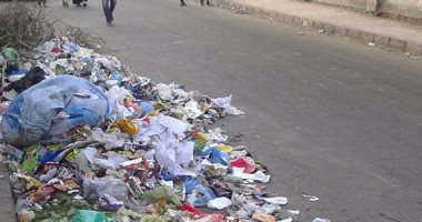 بالصور.. تلال القمامة أمام مدرسة الحضرة بالإسكندرية ومطالب بصناديق لجمعها