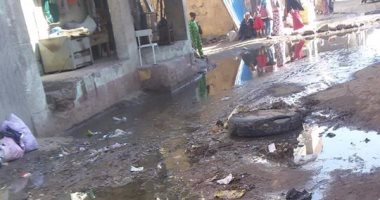 غرق شوارع قرية "الثمانين" بكفر الشيخ فى مياه الصرف والأهالى يطالبون بالصيانة