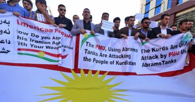 بالصور.. أكراد كردستان العراق يتظاهرون ضد سياسية أمريكا أمام قنصليتها بأربيل