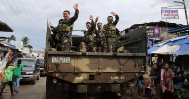 بالصور.. أفراد الجيش الفلبينى يغادرون مدينة مراوى عقب تحريرها من "داعش"