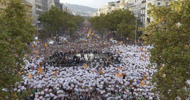 بالصور.. احتجاج مئات الطلاب فى برشلونة على قرار حل البرلمان الكتالونى