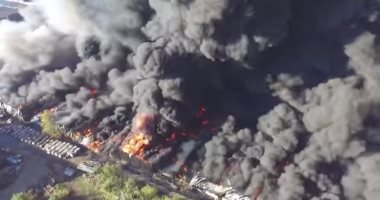 بالفيديو والصور.. حريق ضخم فى مصنع بلاستيك بولاية فيرجينيا الأمريكية