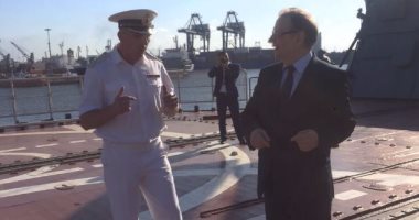السفير الروسى بالقاهرة يزور سفينة حربية روسية في ميناء الإسكندرية