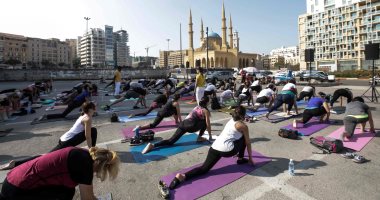 تحية للشمس.. لبنانيون يجتمعون فى ساحة الشهداء لممارسة اليوجا