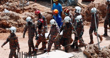 بالصور.. استمرار عمليات البحث عن ضحايا الانهيار الأرضى فى ماليزيا