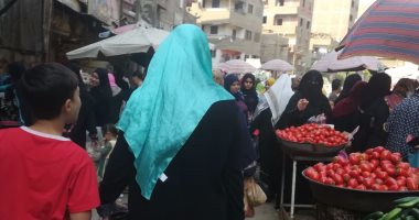 بالصور.. سوق عشوائى وباعة جائلون فى عزبة المفتى بإمبابة والأهالى يستغيثون