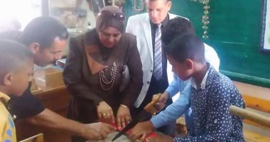 بالصور .. وكيل مديرية تعليم كفر الشيخ تشارك الطلاب تصنيع المشغولات اليدوية