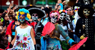 مئات المكسيكيين يشاركون فى موكب "كاترينا" قبل انطلاق مهرجان الموتى