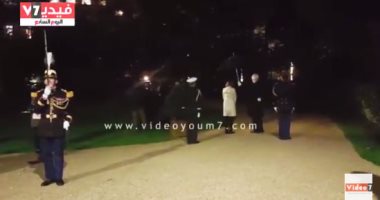 بالفيديو.. وزيرة الدفاع الفرنسية تحت الأمطار انتظارا لوصول الرئيس السيسي 