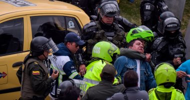 بالصور..اشتباكات عنيفة بين شرطة كولومبيا وسائقين محتجين ضد خدمة أوبر