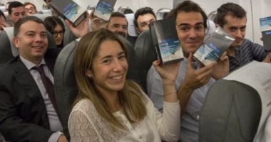 سامسونج تفاجئ 200 مسافر برحلة لإسبانيا بنسخ مجانية من نوت 8